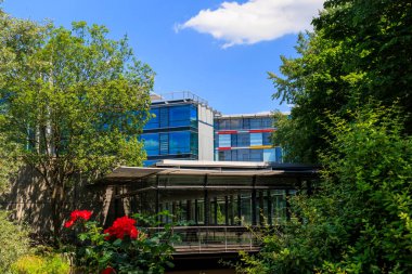 Augsburg Almanya 12.6.2022: Güneşli bir günde Alman Emeklilik Sigortası Enstitüsü Swabia 'nın inşası