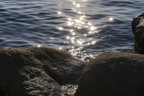 水の波に輝く星型の太陽光線 — ストック写真