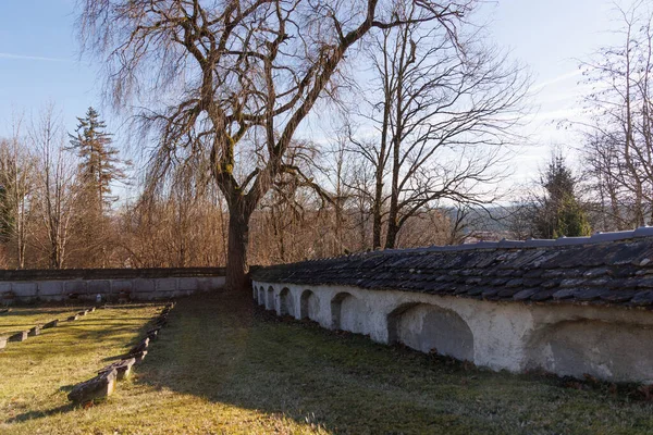 Parede Cemitério Velho Com Telha Lisa Telhados Frente Uma Árvore — Fotografia de Stock
