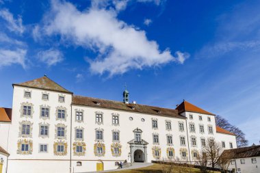 Leutkirch Almanya 02-01-2022, güneşli bir günde mavi gökyüzü