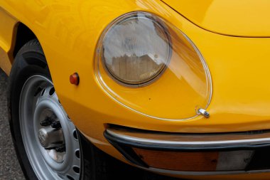 Almanya Donauwrth 08-27-2022, Eski zamanlarda sarı bir Alfa Romeo Spider 'ın ön farları ve kaputu.
