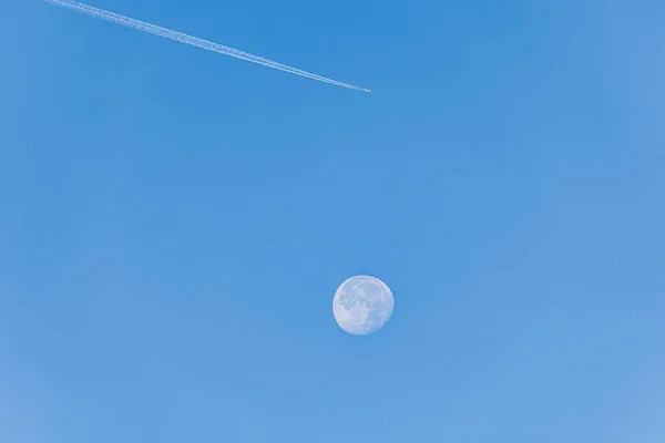 Samolot Białymi Ścieżkami Pary Lata Nad Waning Moon Rano Błękitne — Zdjęcie stockowe
