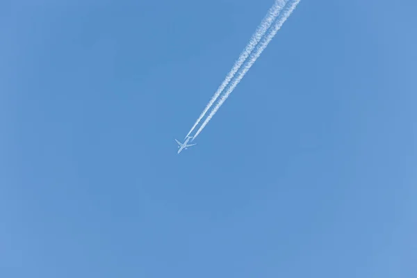 Avião Com Carris Brancos Voa Céu Azul Sobre Augsburgo Baviera — Fotografia de Stock