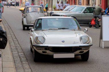 Almanya Donauworth 08-27-2022, gri Mazda Cosmo Sport 110 S yolda