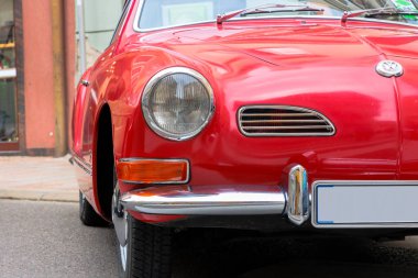 Almanya Donauworth 08-27-2022, Kırmızı bir VW Karmann Ghia 'nın ön görüntüsü