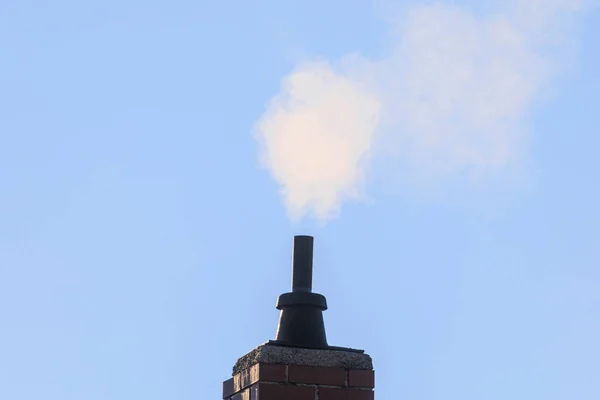 Skorstenen Ett Modernt Gasvärmesystem Blåser Avgaser Den Blå Himlen — Stockfoto