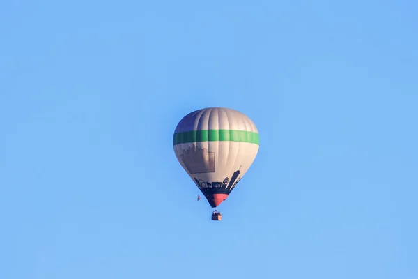 Colorido Globo Aire Caliente Cielo Azul Mañana Sobre Ciudad Augsburgo —  Fotos de Stock