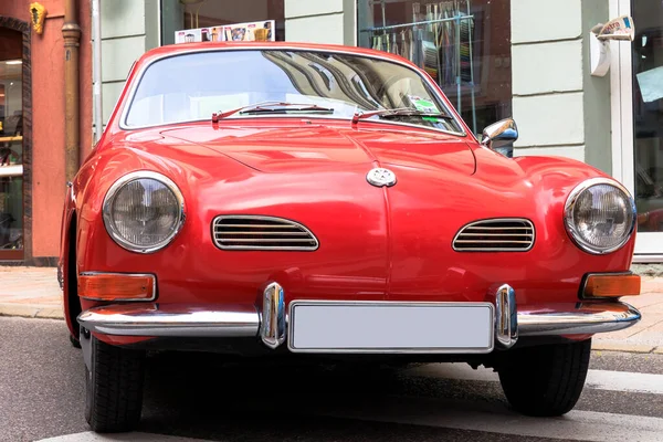 Almanya Donauworth 08-27-2022, Kırmızı bir VW Karmann Ghia 'nın ön görüntüsü
