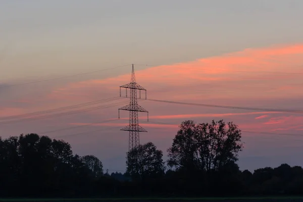 Електричний Стовп Електричними Лініями Ввечері Заході Сонця Полях Біля Озера — стокове фото