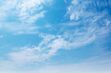 mavi gökyüzü beyaz bulutlu arka plan