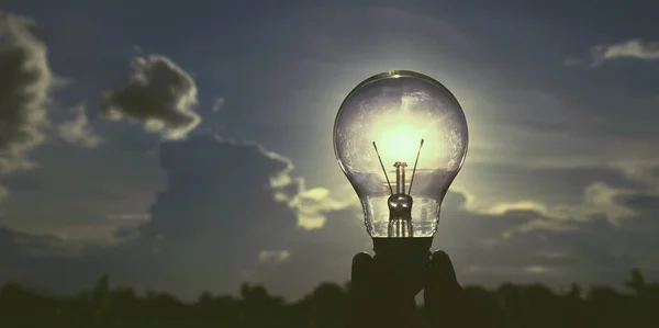 Hand Hält Eine Glühbirne Mit Sonnenenergie Konzept Mit Himmelshintergrund — Stockfoto