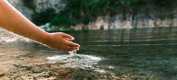 Hand Berührt Wasser Teich Bei Sonnenschein — Stockfoto