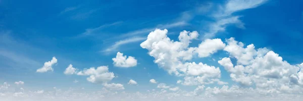 白云背景的全景蓝天 — 图库照片