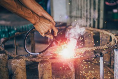 Kıvılcımlar saçan kaynak güvenli değil