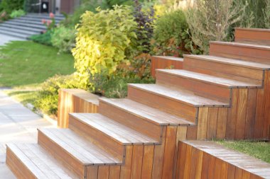 Seçici odaklanma. Yeni modern adımlar. Merdivenli ahşap merdiven. yan görünüm