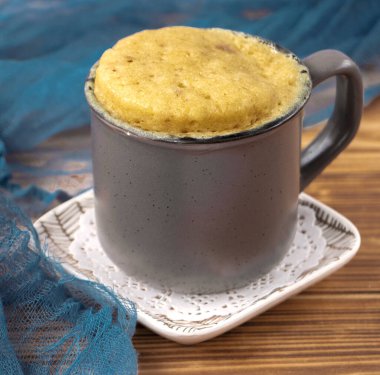 Vanilyalı kek mikrodalgada ısıtılır. Kahve fincanında ev yapımı kek.. 