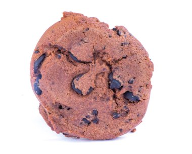 Kırpma yolu ile beyaz arkaplanda izole çikolatalı kurabiyeler.