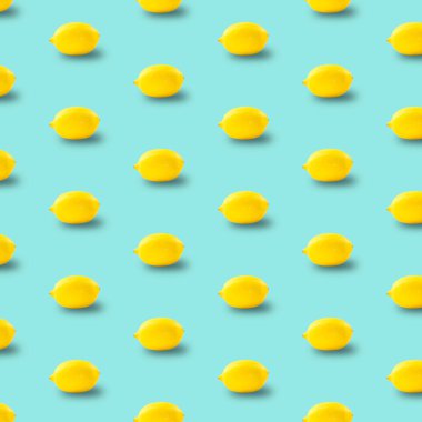 Sulu, olgun, mavi arka planda uçan sarı limonlar. yaratıcı gıda konsepti. 
