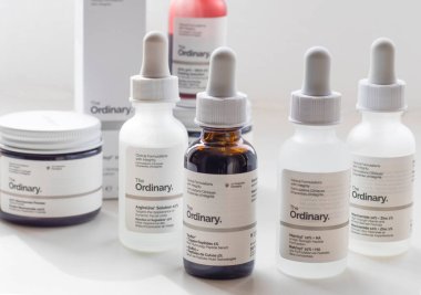 Deciem 'in Sıradan Cilt Markası. Yağ ve tedavili şişeler.. 