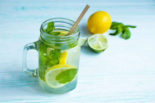 Refrescante bebida desintoxicante com gengibre de hortelã e limão. Cocktail de mojito frio — Fotografia de Stock
