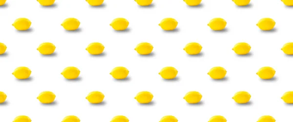 ジューシーな熟した黄色のレモンを白い背景に飛んでいます。創造的な食のコンセプト. — ストック写真