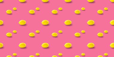 Sulu, olgun, pembe arka planda uçan sarı limonlar. yaratıcı gıda konsepti. 