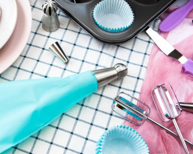 çeşitli spatula ve krema uçları. Pasta spatulası takımı. Pasta poşeti kreması.