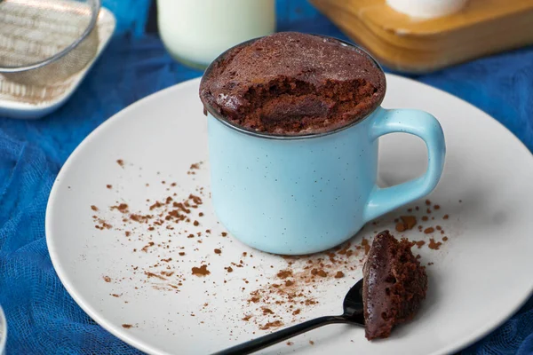 Mugcake is microwaved. Homemade cupcake in a mug is on a plate. — Stock Photo, Image