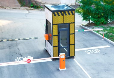 Bariyer, otomatik güvenlik kartı. arabalar için kontrol noktası. 