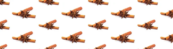 Bastoncini di cannella e anice stellato su fondo bianco. spezie superfood isolato — Foto Stock