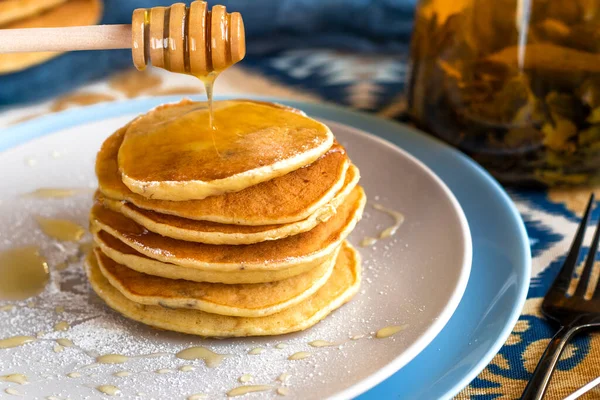 Classic american breakfast. homemade banana pancakes on plate sprinkled powder — Stock Photo, Image