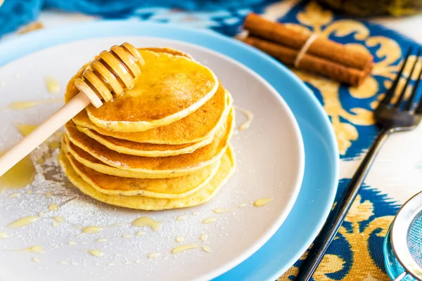 Klassisk Amerikansk Frukost Hemlagade Bananpannkakor Tallrik Strött Pulver Och Honung — Stockfoto