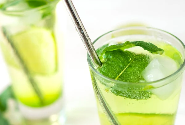 Foco Seletivo Refrescante Bebida Desintoxicante Com Gengibre Hortelã Limão Cocktail — Fotografia de Stock