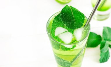 Seçici odaklanma. Nane zencefilli ve limonlu ferahlatıcı detoks içeceği. Soğuk mojito kokteyli. Nane likörü sağlıklıdır. Taze nane, soğuk suda limon dilimleri. Yüksek kalite fotoğraf