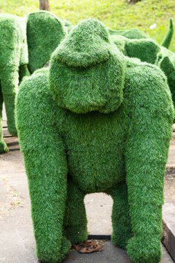 Orangutan yeşil hayvanlardaki çalılıklardan yaratıldı. Bahçe dekorasyonu. Yapay çim sergisinin figürleri. Toprak bahçeleri. Bahçe heykelleri, heykeller. 