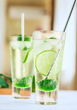 Yaz içkisi. limonata. Seçici odaklanma. Nane zencefilli ve limonlu ferahlatıcı detoks içeceği. Soğuk mojito kokteyli. Nane likörü sağlıklıdır. Taze nane, soğuk suda limon dilimleri. Yüksek kalite fotoğraf