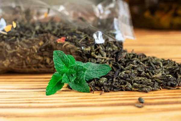 Selective Focus Great Tea Loose Leaf Scattered Dried Loose Green — Stock Photo, Image