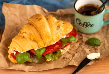 Sağlıklı kahvaltı konsepti. Beyaz kasede yaban mersinli ve çilekli granola. Taze dutlu müsli. Kilo vermek için taze, sağlıklı bir kahvaltı. Klasik Amerikan kahvaltısı masada.