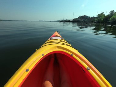 Nehirdeki sarı kano. Kanonun önü suyun üzerinde yüzüyor. Sağlıklı yaşam tarzı, spor eğlencesi kavramı. Yüksek kalite fotoğraf