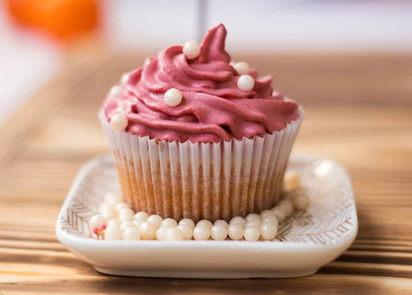 Festlicher Muffin Mit Scharlachroter Quarkcreme Perldekor Der Kuchen Ist Dekoriert — Stockfoto