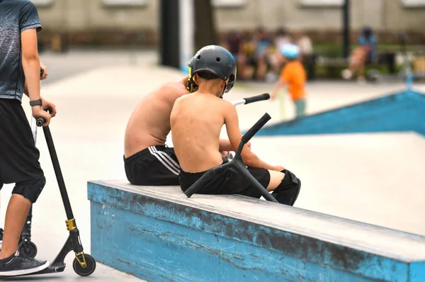 Two Guys Shirt Sit Training Ground Skateboarders Teenage Boy Scooters — Stok Foto