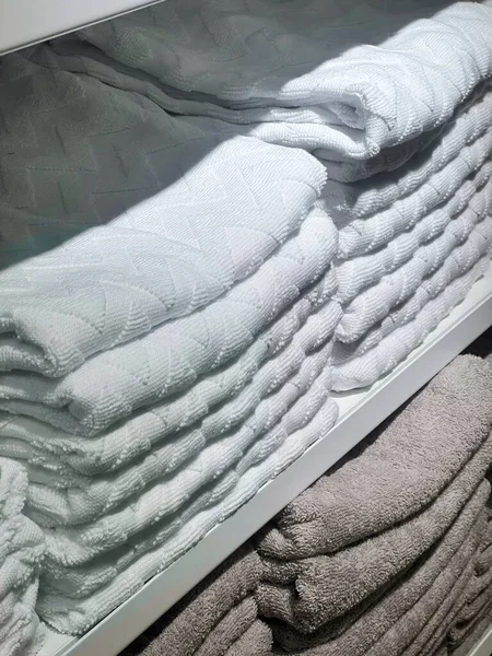 Στοίβα Πετσέτες Στο Πολυκατάστημα Πολλοί Σωρός Από Πετσέτες Βαμβακιού Στο — Φωτογραφία Αρχείου