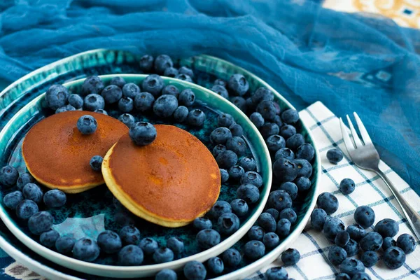 Selective Focus Pancakes Blueberries Blue Plate Lots Fresh Blueberries Scattered — 스톡 사진