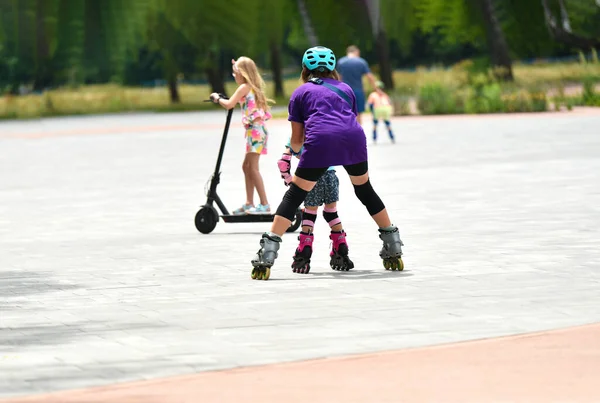 Young Mother Her Little Daughter Rollerskating Summer Park Happy Family — Stok Foto