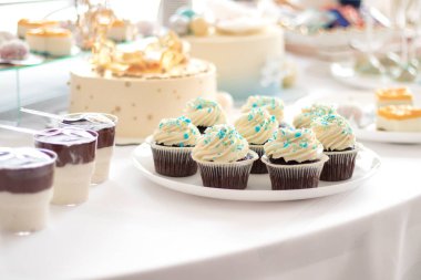 Seçici odaklanma. Doğum günü partisi için nefis bir çikolata. Masanın üzerinde, renkli arka planda. Yüksek kalite fotoğraf