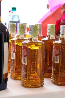 Ukrayna, Khmelnitsky 02.10.2022. Masada bir sürü şişe alkol var. Bir sürü saf alkol şişesi. Sıraya dizilmiş şişeler. Votka ve şarap. Doğum günü partisinde içki koleksiyonu.