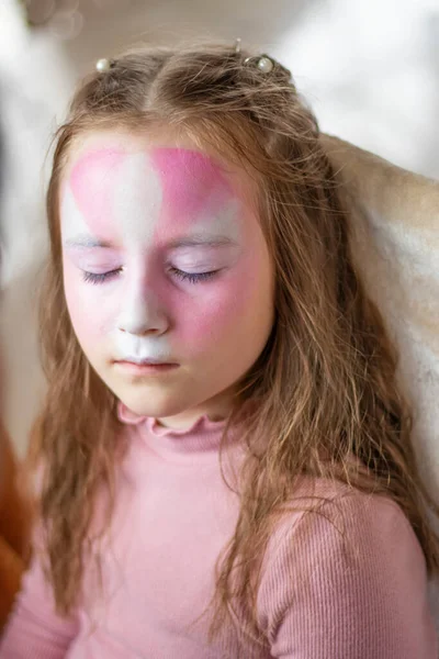 Selektiver Fokus Ein Maskenbildner Arbeitet Kinder Schminken Kinderschminken Zeichnungen Mädchen — Stockfoto
