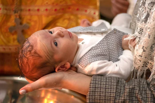 ウクライナ Khmelnitsky 2022 幼児の洗礼 水は幼児の頭の上に注がれます 正教会で赤ん坊を洗礼します キリスト教の儀式 — ストック写真