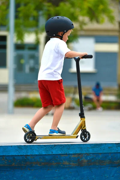 Anak Mengendarai Scooter Kick Taman Bermain Untuk Naik Pada Scooter — Stok Foto