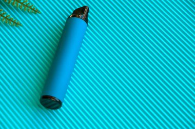 Mavi arka planda tek kullanımlık elektronik sigara izole edilmiş. Modern sigara, buhar ve nikotin kavramı. Mavi elf barı. Yaban mersini aromalı bir gözleme. Yüksek kalite fotoğraf